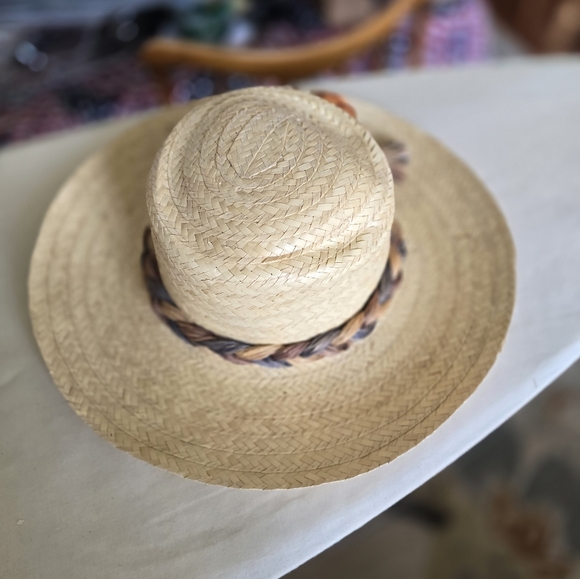 Five beautiful straw hats + hat box! - Picture 6 of 16